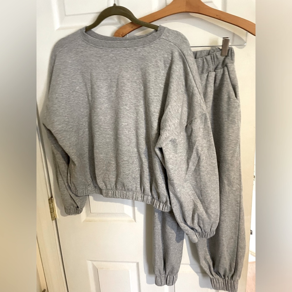 Adorable OAK + Fort matching grey sweatpants and sweatshirt! Size S.